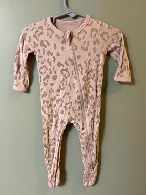 Kyte baby sleeper footed pajama, blush cheetah print, 3-6 months, bamboo